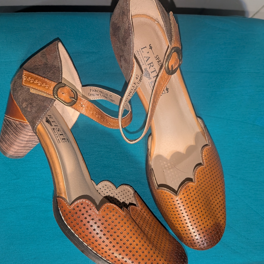 Latigo Women's Elegant Brown and Tan Heels